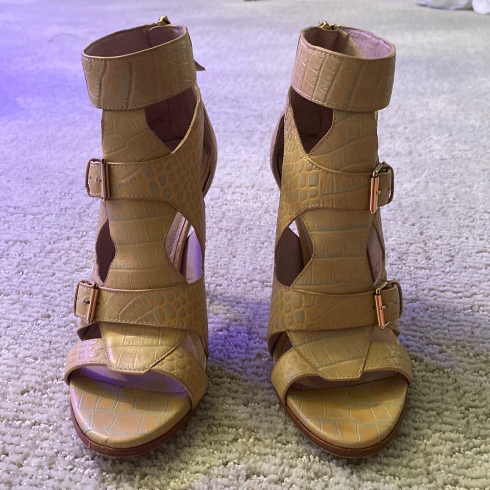 Pour la Victoire Tan snake heels